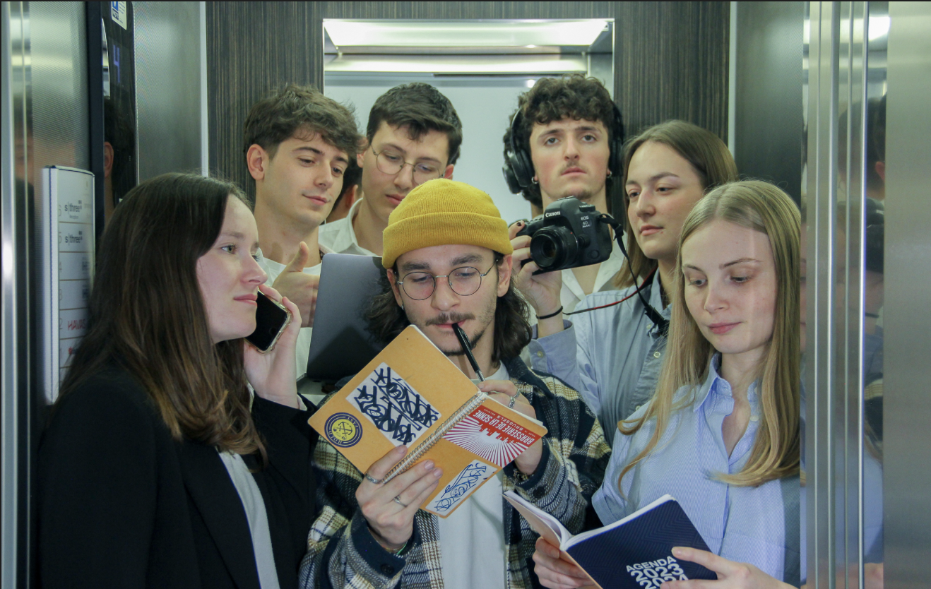 Team de l'agence Alo dans un ascenseur